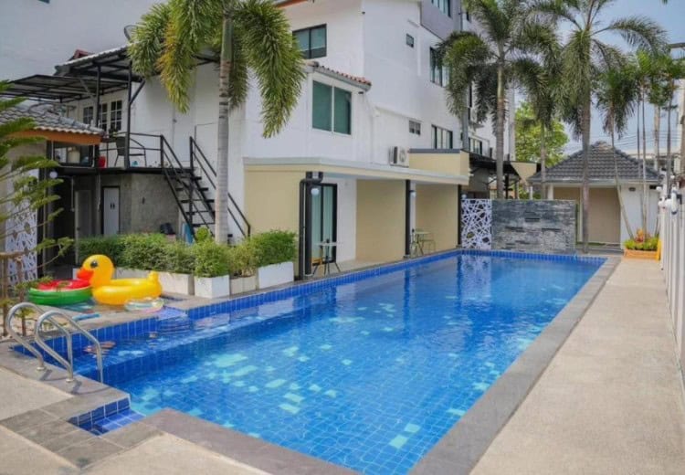 สระว่ายน้ำของ R2 Bed&Pool กาญจนบุรี